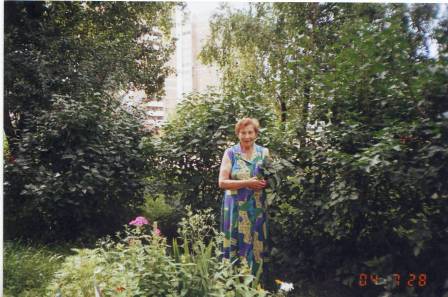 Гвоздикова В.П. в сквере 